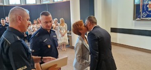 Emeryt policyjny przyjmuje gratulacje.
