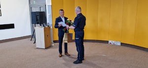 Emeryt policyjny przyjmuje upominki.