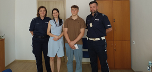 Policjantka i policjant wraz z komendantem OHP i uczniem