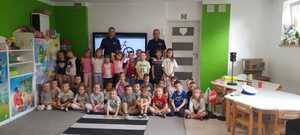 policjanci olkuskiej drogówki na wspólnym zdjęciu z przedszkolakami.