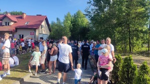 policjanci patrolujący mecz wśród kibiców