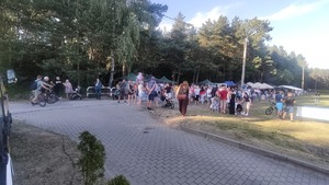 kibice oglądają mecz piłki nożnej.