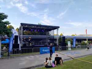 Scena i widownia pod nią.