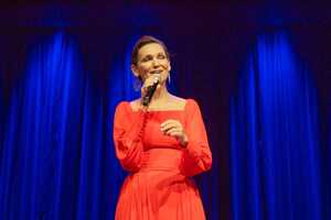 artystka śpiewająca na scenie