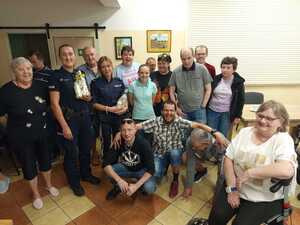 policjantki i uczestnicy prelekcji pozują do wspólnej fotografii.