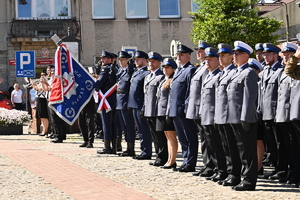 policjanci śpiewający hymn