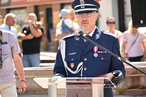 Komendant Powiatowy Policji w Olkuszu w trakcie przemówienia.