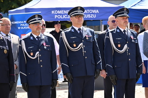 Zastępca Komendanta Wojewódzkiego Policji w Krakowie, Komendant Powiatowy Policji w Olkuszu wraz ze swoim I Zastępcą słuchają przemówień.