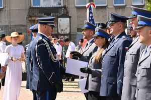 Zastępca Komendanta Wojewódzkiego Policji w Krakowie gratuluje policjantom.