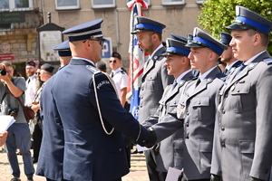 Zastępca Komendanta Wojewódzkiego Policji w Krakowie gratuluje policjantom.