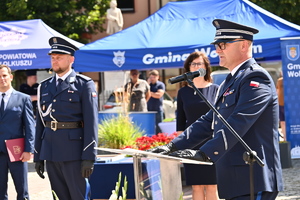 Zastępca Komendanta Wojewódzkiego Policji w Krakowie w trakcie przemówienia.