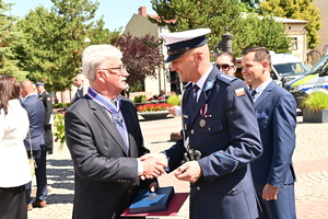 Policjant składa ratulacje Wójtowi Gminy Klucze.