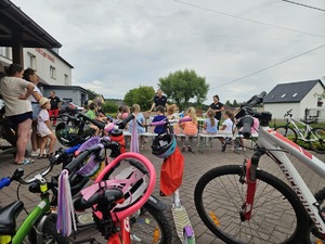 Policjant omawia zasady bezpieczeństwa ruchu drogowego dzieciom.