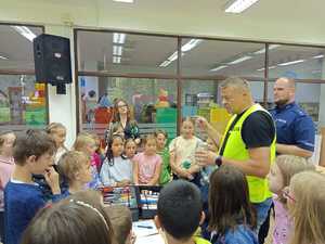 policjant kryminalny opowiada dzieciom o swojej pracy.