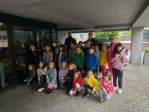 wspolne zdjęcie dzieci i policjantów. W tle radiowóz.