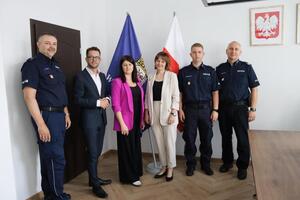 Na zdjęciu trzech policjantów i pracownica z lokalnymi władzami.