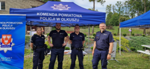 Policjanci Komendy Powiatowej Policji w Olkuszu i Komisariatu Policji w Wolbromiu na stanowisku profilaktycznym.