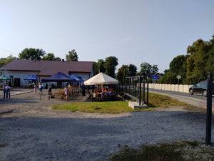 Lokalna społeczność na stanowiskach pikniku rodzinnego w Wierzchowisku.