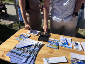 Uczestnicy eventu odbijają palce przy stanowisku profilaktycznym w Olkuszu.