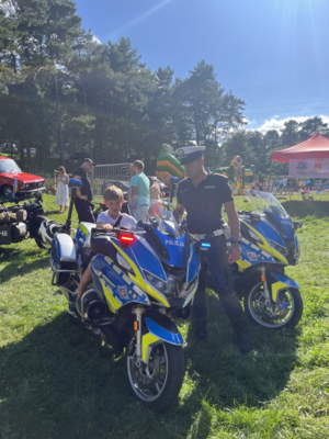Dziecko na motocyklu policyjnym. Obok policjant Ruchu Drogowego. Olkusz