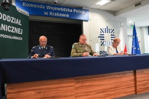 Podpisanie porozumienia. Od lewej Komendant Powiatowy Policji w Olkuszu, w środkuGenerał Brygady Straży Granicznej Adam Jopek oraz dyrektor Anna Klatt.