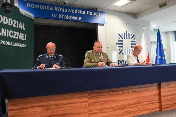 Podpisanie porozumienia. Od lewej Komendant Powiatowy Policji w Olkuszu, w środkuGenerał Brygady Straży Granicznej Adam Jopek oraz dyrektor Anna Klatt.