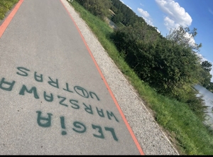 Pomalowana ścieżka rowerowa.