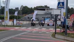 Policjanci na motocyklach zabezpieczający bieg.