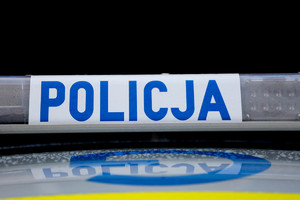 Belka sygnalizacyjna z napisem &quot;POLICJA&quot;.