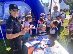 Policjantka na stanowisku profilaktycznym z dziecmi.