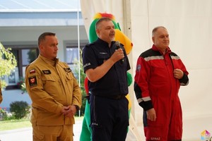 Organizatorzy wydarzenia - od lewej przedstawiciel JRG PSP w Wolbromiu, Komendant Komisariatu w Wolbromiu, Dyrektor Domu Kultury w Wolbromiu.