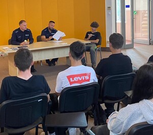 Po lewej policjancji wraz z uczestnikikami spotkania.