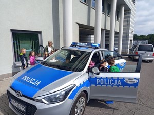 Dzieci oglądające policyjny radiowóz.