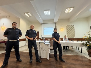 Funkcjonariusze wraz z I Zastępcą Komendanta Powiatowego w Olkuszu podczas debaty.