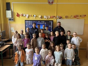 Uczniowie po zakończonej prelekcji wraz z funkcjonariuszami.