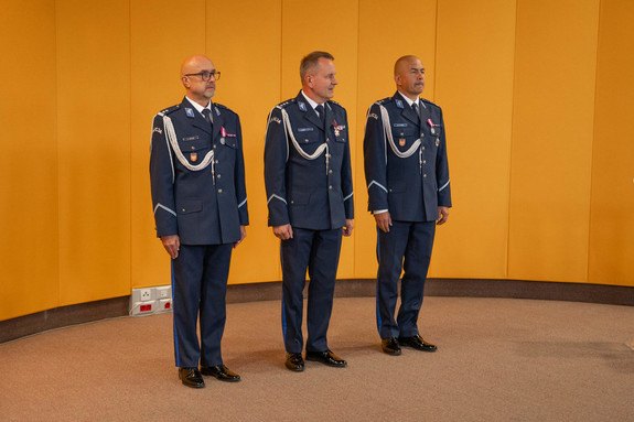 Od lewej ml. insp. Dominik Jurczak, Komendant Wojewódzki Policji w Krakowie insp. Artur Bednarek, mł. insp. Marcin Kaczmarek