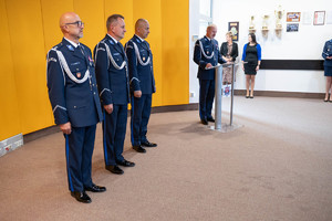 Powitanie gości przez I Zastępcę Komendanta Powiatowego. Od lewej ml. insp. Dominik Jurczak, Komendant Wojewódzki Policji w Krakowie insp. Artur Bednarek, mł. insp. Marcin Kaczmarek.