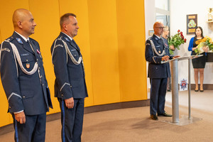 Mł. insp. Dominik Jurczak podczas przemówienia. Od lewej Komendant Wojewódzki oraz ml. insp. M. Kaczmarek