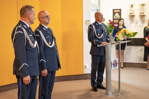 Mł. insp. Dominik Jurczak podczas przemówienia. Od lewej Komendant Wojewódzki oraz ml. insp. M. Kaczmarek