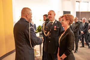 Składanie gratulacji Komendantowi.