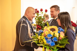 Składanie gratulacji Komendantowi.