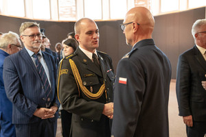 Składanie gratulacji Komendantowi.
