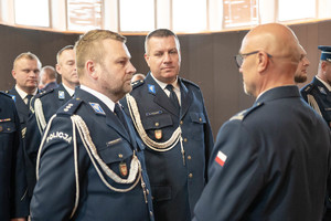 Składanie gratulacji Komendantowi.