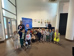Dzieci z przedszkola wraz z opiekunkami i policjantkami.