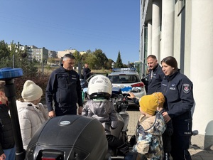 Dzieci podczas oglądania sprzętu policyjnego.
