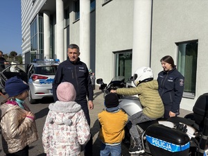Dzieci podczas oglądania sprzętu policyjnego.