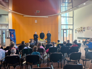 Dzieci podczas prelekcji z policjantami.