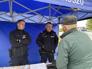 Policjanci podczas rozmowy z seniorem.