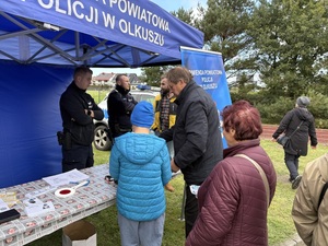 Uczestnicy podczas rozmów z policjantami.