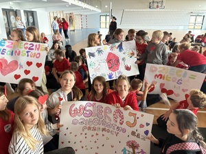 Dzieci pokazujące plakaty.